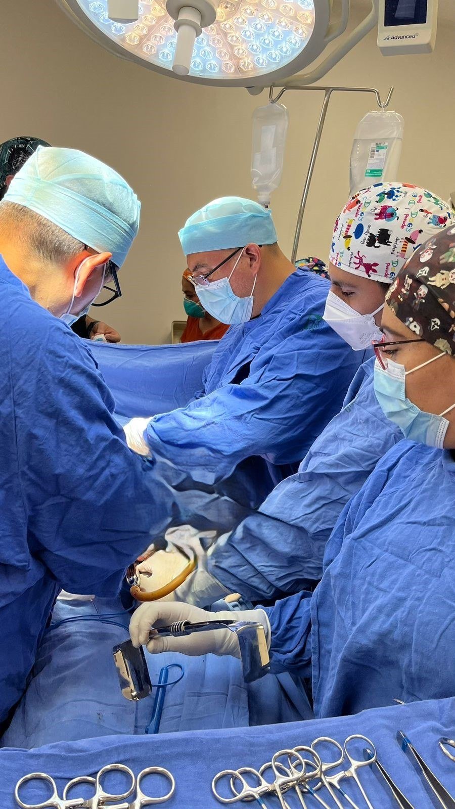 Equipo médico en quirófano