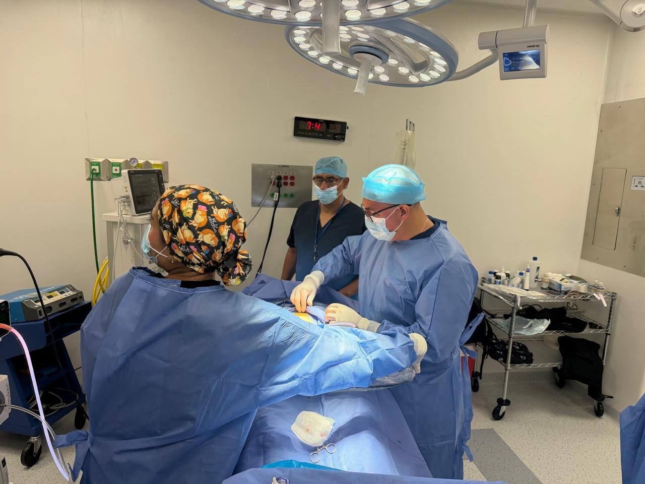 Equipo médico en procedimiento