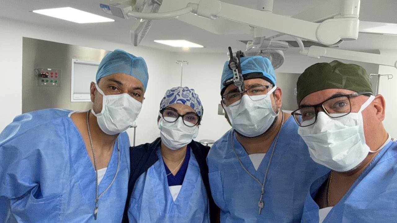 Equipo médico en quirófano